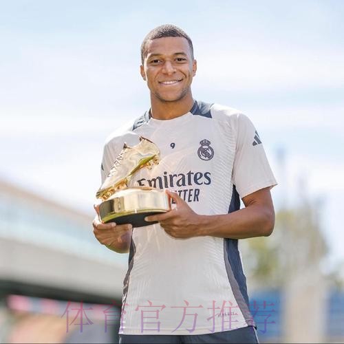 姆巴佩晒领取月最佳奖杯照片:非常感谢大家 姆巴佩晒领取月最佳奖杯照片:非常感谢大家